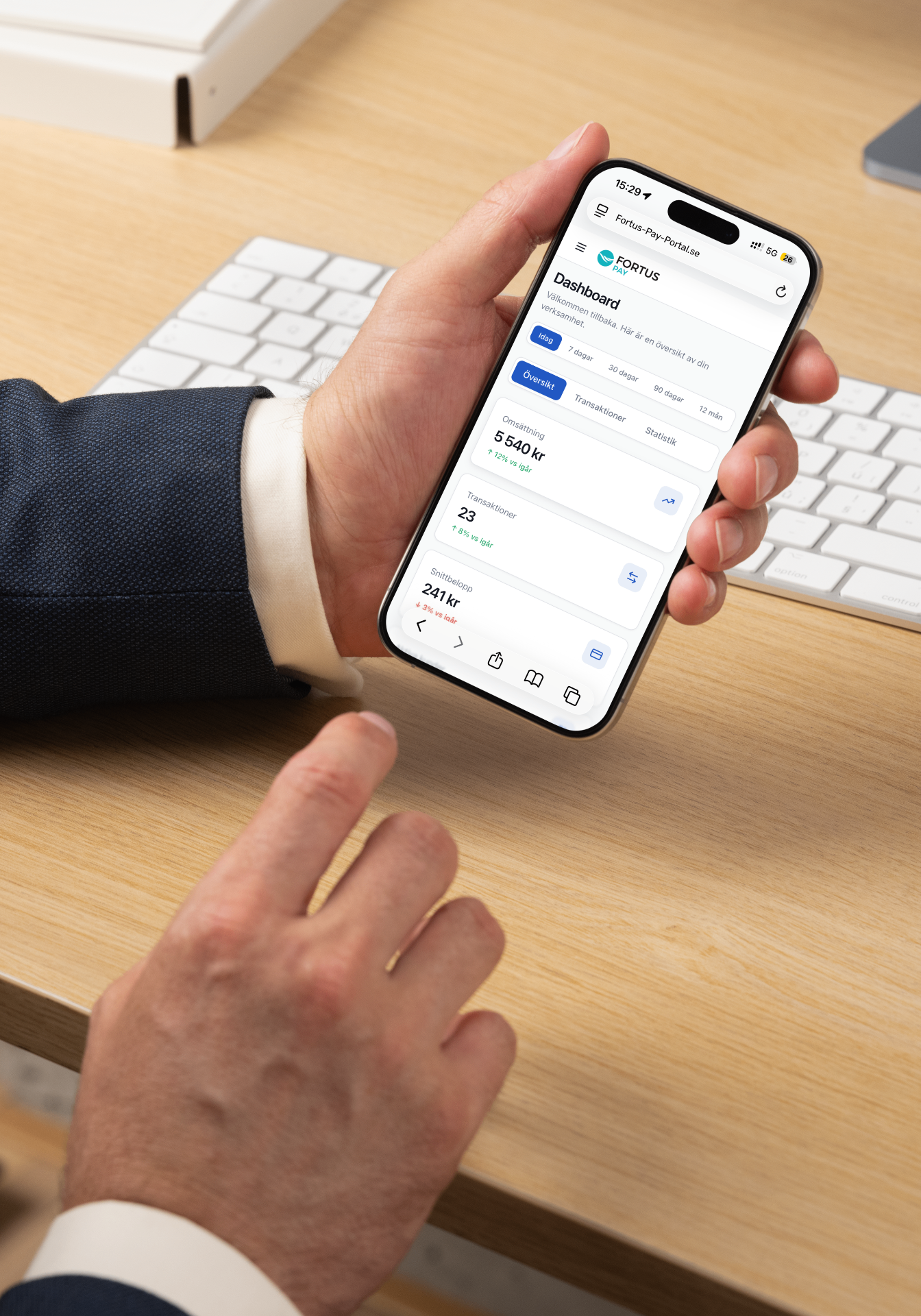 Företagare loggar in i Fortus Pay-portalen och ser dagens omsättning i mobilen